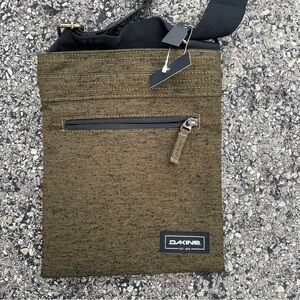 DAKINE Crossbody Travel Bag Shoulder Purse Green Adjustable Strap Brand New